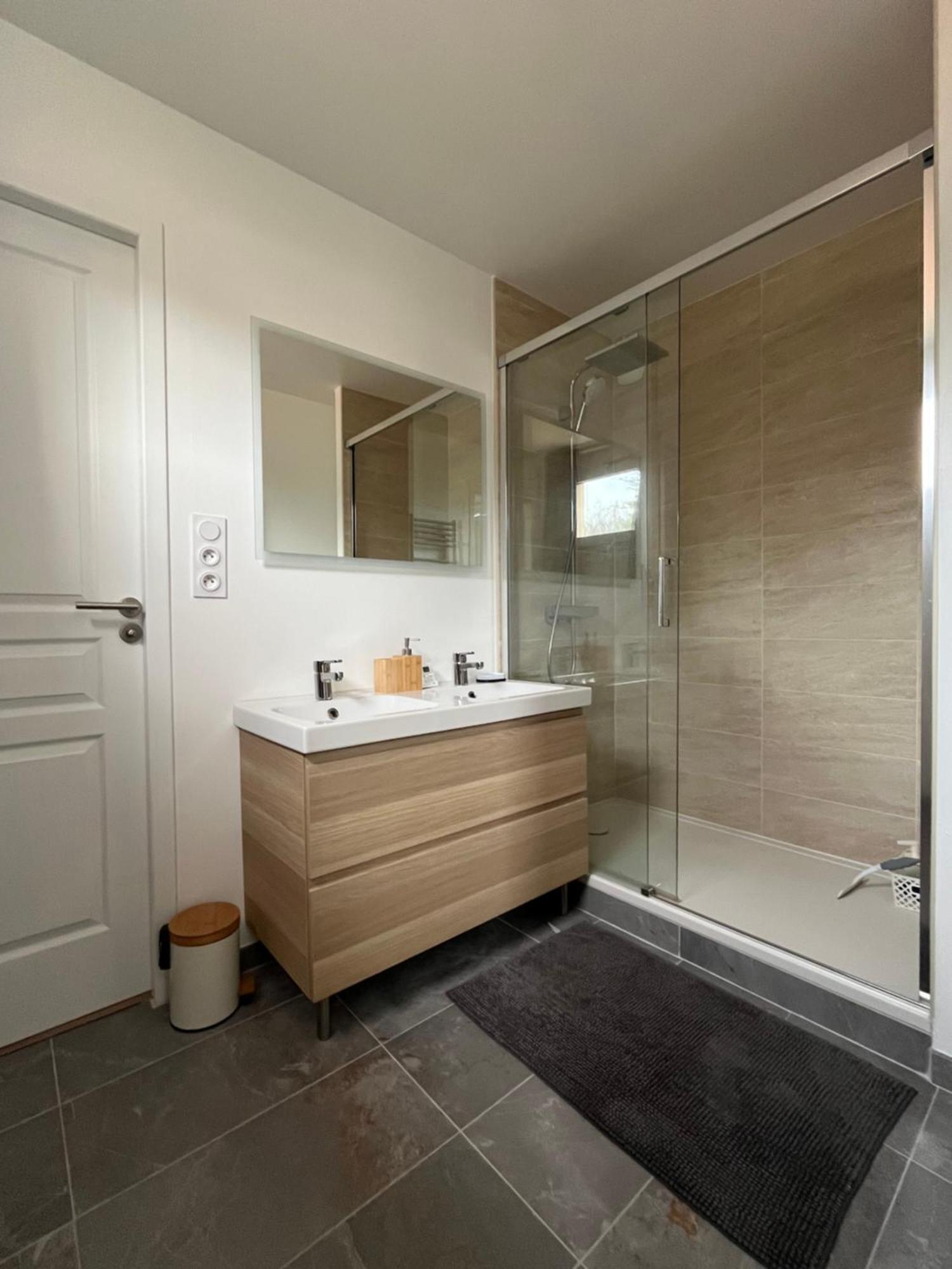 Appartement Cosy Et Confortable Сен-Жени-Лавал Екстериор снимка